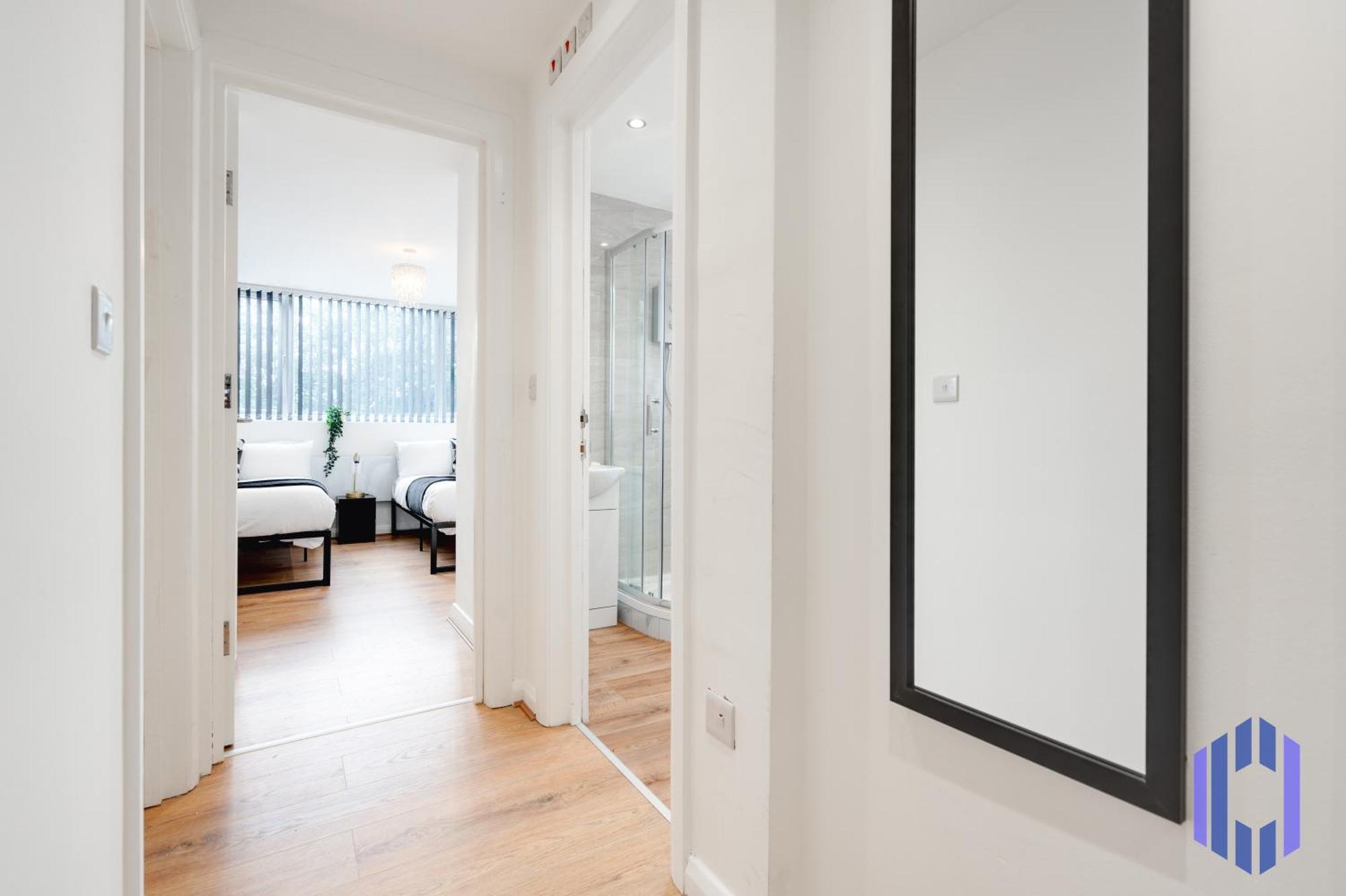 Sophisticated & Stylish Flat Near Airport - Sleeps 9 Apartamento