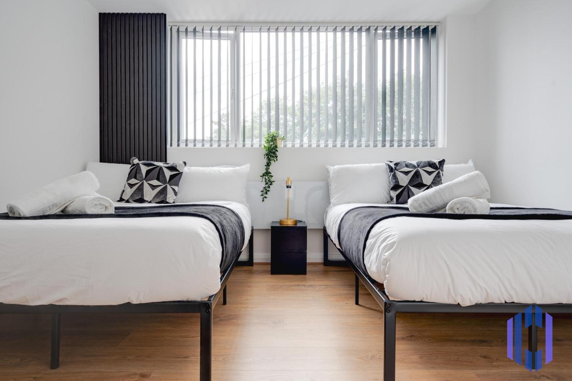 Sophisticated & Stylish Flat Near Airport - Sleeps 9 Apartamento